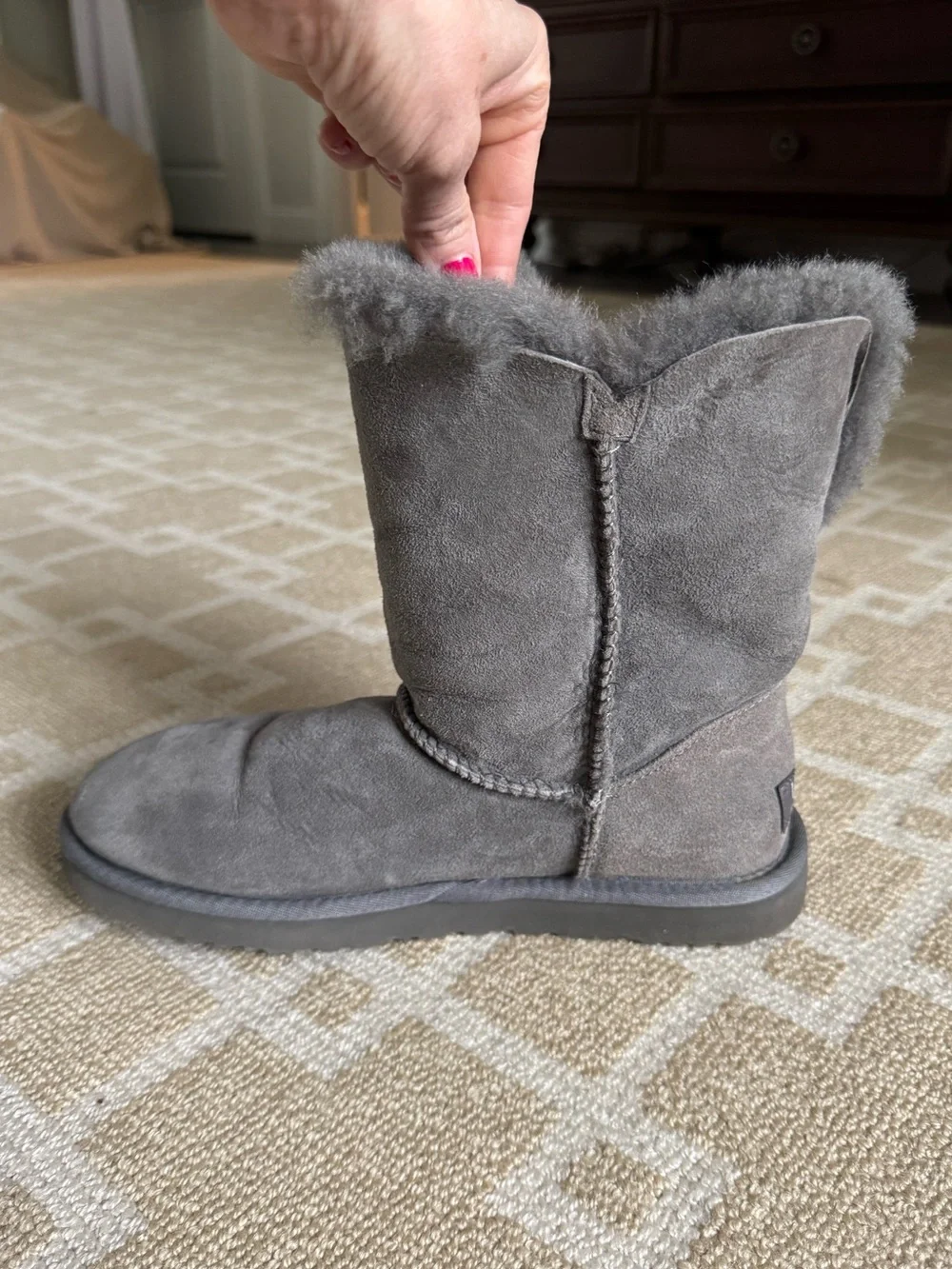 UGG Bailey Button II Shearling Boots Gray Suede Fur Lined Cozy Lounge Size 9